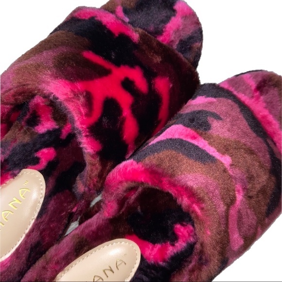 NIB- Fuchsia Camo Faux Fur Platform Slider Sandals - Picture 6 of 9